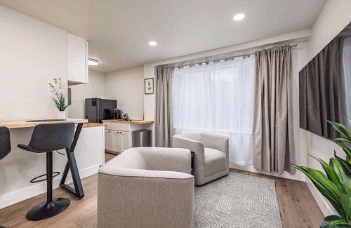 Downtown Anchorage Apartment | King Bed Studio-Downtown Getaway