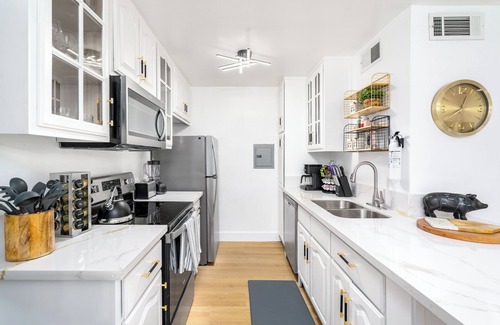 Valencia Condo | King Bed/Tennis Court/Fast Internet - Entire Condo