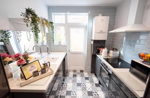 Markhouse Apartment | King Beds & Fast WiFi close to Shops, min walk to bus stop, 15 min to Tube