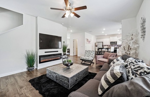 Church Street House | King Comfort + Gaming, Projector & Gym 10 Min to Airport 20 Min to Downtown!