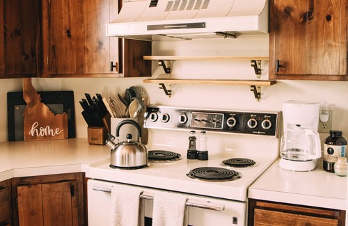 Cascade Cabin | King Hill Cottage - A river view cabin in Cascade