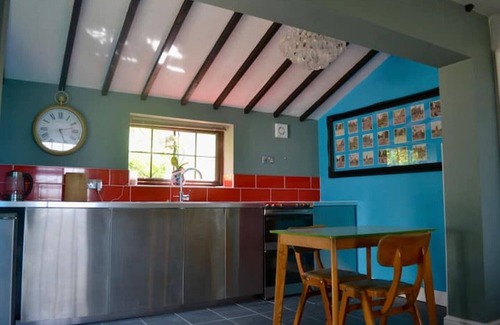 Runham Apartment | KING OF HEARTS - King with Ensuite and Kitchen