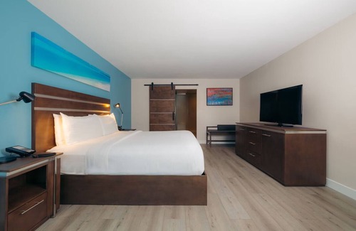 Harbor Hotel | King Patio Room, The Cove Hotel, Close to Busy Port of Long Beach