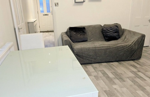 Oldham Apartment | King Room. Located in Moston, 4.6 mi from Etihad Stadium.