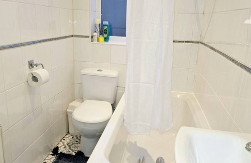Oldham Apartment | King Room. Located in Moston, 4.6 mi from Etihad Stadium.