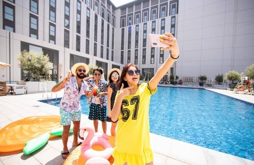 Jebel Ali House | King Room Near Dubai Parks By Luxury Bookings