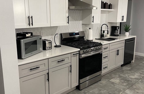 Biggs Field House | King size bed and 7 min away from Cielo Vista, El Paso's airport and Fort Bliss!