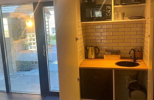 Clitheroe Apartment | King size bedroom with private bathroom