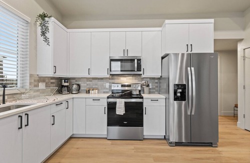 Old Town North Apartment | King Suite Bliss w Private Balcony & Pup Friendly