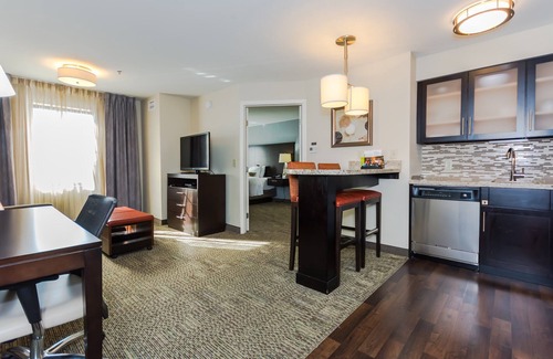 Grand Forks Condo | King Suite Close to University of North Dakota. Free Breakfast. Indoor Pool & Hot Tub.