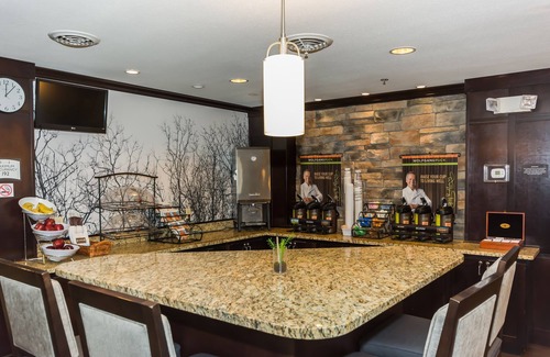 Grand Forks Condo | King Suite Close to University of North Dakota. Free Breakfast. Indoor Pool & Hot Tub.
