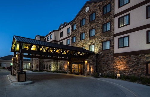 Grand Forks Condo | King Suite Close to University of North Dakota. Free Breakfast. Indoor Pool & Hot Tub.