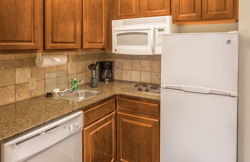 Independence Condo | King Suite. Free Breakfast. Outdoor Pool & Hot Tub