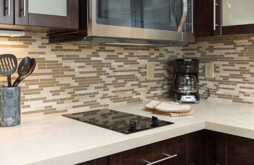 Corona Apartment | King Suite. Free Breakfast. Pool & Hot Tub. Gym. Great for Business Travelers!