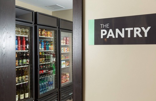 Corona Apartment | King Suite. Free Breakfast. Pool & Hot Tub. Gym. Great for Business Travelers!