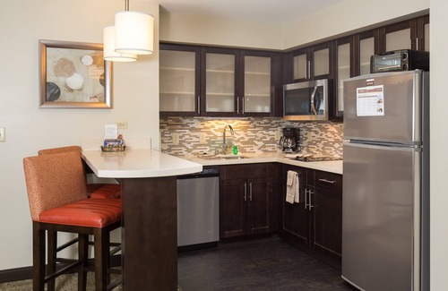Corona Apartment | King Suite. Free Breakfast. Pool & Hot Tub. Gym. Great for Business Travelers!