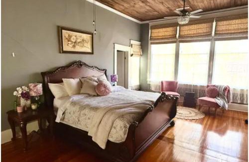 Anderson House | King Suite in Historic District, Downtown Stay