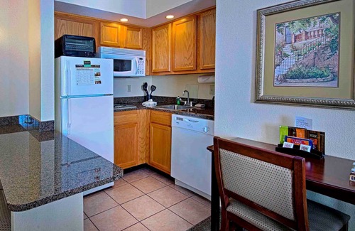 Graysville Condo | King Suite Near CHA | Free Breakfast Buffet, Pool, Gym.