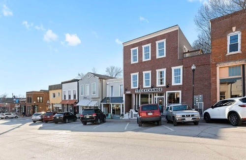Parkville Apartment | King Suite on Main Stay & Relax|Coffee & Shopping