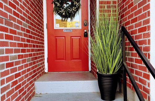 Parkville Apartment | King Suite on Main Stay & Relax|Coffee & Shopping