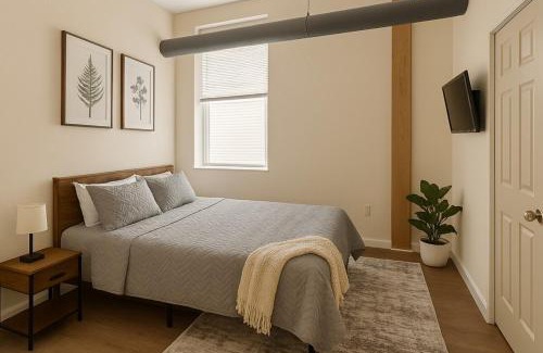 Downtown Cleveland Apartment | King Suite Playhouse SQ DT, RockHall, CSU, Clinic