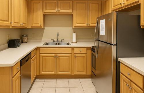 Downtown Cleveland Apartment | King Suite Playhouse SQ DT, RockHall, CSU, Clinic