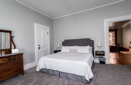 Towanda Bed & Breakfast | King Suite w/ Bath - Hatch House B&B