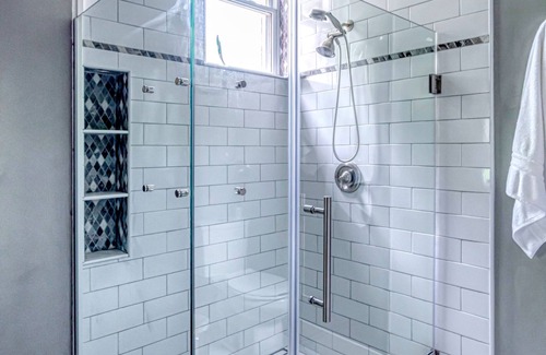 Towanda Bed & Breakfast | King Suite w/ Bath - Hatch House B&B