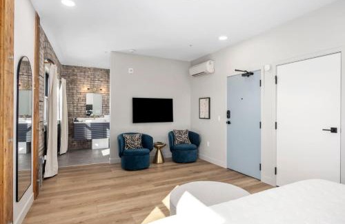 Grand Rapids Apartment | King suite with walking distance to night life