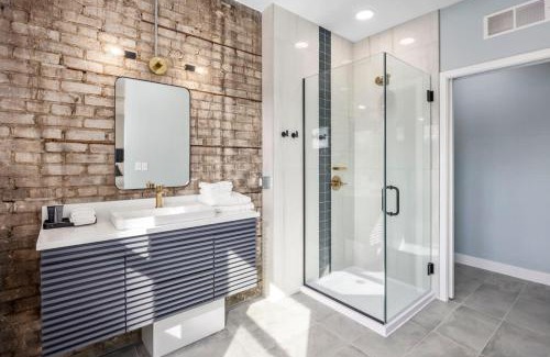 Grand Rapids Apartment | King suite with walking distance to night life