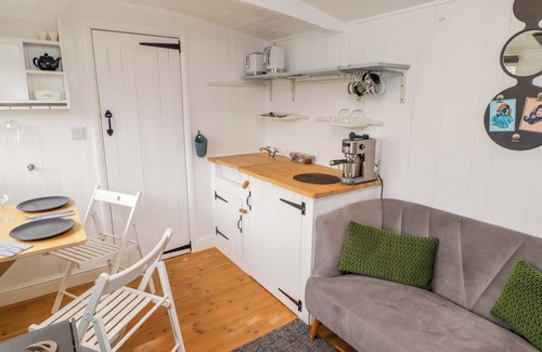 Nantgarw Cottage | KINGS CWTCH SHEPHERD'S HUT, pet friendly, with open fire in Pentyrch