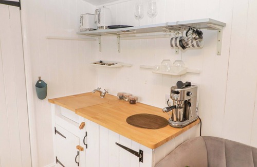 Nantgarw Cottage | KINGS CWTCH SHEPHERD'S HUT, pet friendly, with open fire in Pentyrch