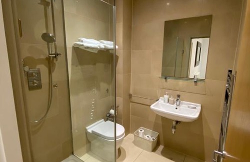 Parsons Green and Walham Apartment | Kings Road Apartment with en-suite Spa Bath