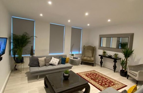 Parsons Green and Walham Apartment | Kings Road Apartment with en-suite Spa Bath