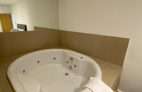 Parsons Green and Walham Apartment | Kings Road Apartment with en-suite Spa Bath