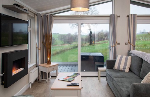 Fourstones Near Bentham Ski Chalet | Kingsdale Lodge - 2-Bedroom Lodge with hot tub, situated on a golf course