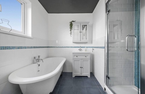 Reading House | Kingsley House - A Great 4 bedroom house in Reading with free parking.