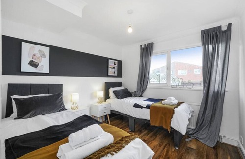 Reading House | Kingsley House - A Great 4 bedroom house in Reading with free parking.