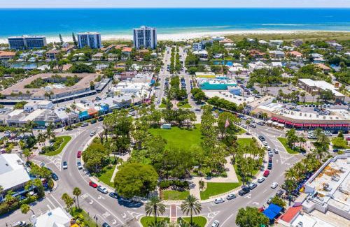 Saint Armands Key House | Kingston Arms, 2nd Floor, Walk to Beach