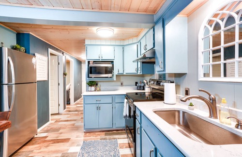 Kingston Cabin | Kingston Cabin Rental: Walk to Lake Texoma Beaches