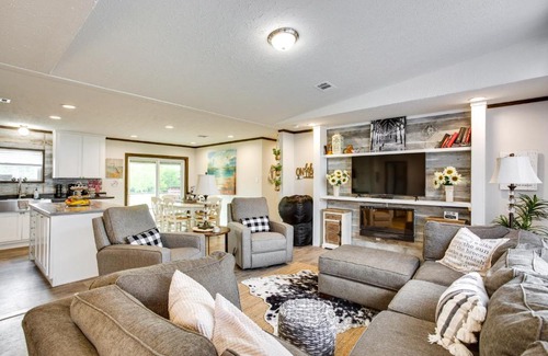 Kingston House | Kingston Home with On-Site Boat Parking 2 Mi to Lake