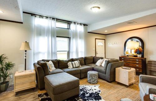 Kingston House | Kingston Home with On-Site Boat Parking 2 Mi to Lake