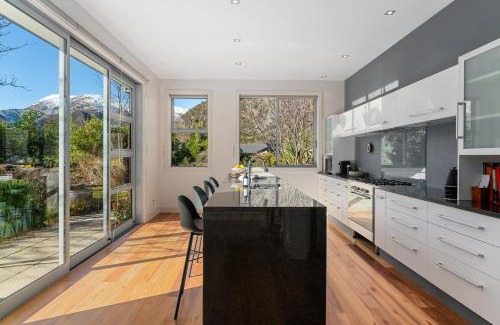 Arrowtown House | Kinsale - Spa, Pool, Gym and Tennis!