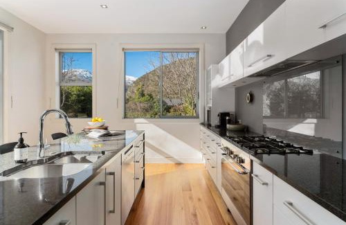 Arrowtown House | Kinsale - Spa, Pool, Gym and Tennis!