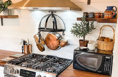Loomis Cottage | Kippy’s Cottage- Walk To Everything in Downtown Loomis
