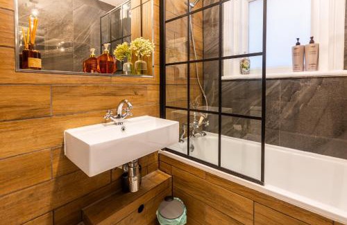 Seafront Apartment | KIRA Beach House, Hove Beach