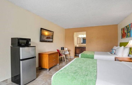 Historic Downtown Kissimmee Hotel | Kissimmee Inviting Room w 2 DBL Beds & Pool for Weekend Getaway