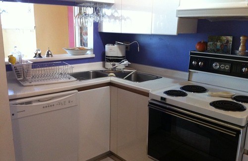 Kitsilano Apartment | Kits beach garden apartment. PETS+Children Welcome