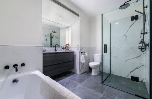 Auckland Central Business District Apartment | Kiwiana Suite - Auckland CBD - rooftop pool