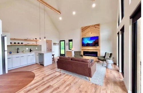 Stanton Cabin | Knob Hill at Three Suns Cabins